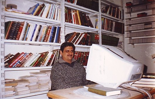 في مكتب موؤسسة الدراسات التاريخية دمشق